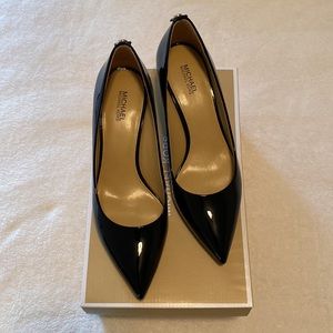 NWOT Michael Kors Flex Kitten Pump